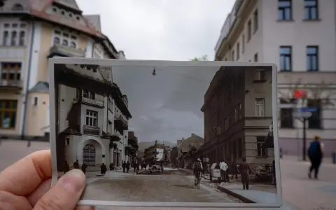 Zakopane ciekawostki: stara pocztówka z widokiem na ulicę z lat 30. XX wieku, gdzie widać ludzi, dorożki i budynki.