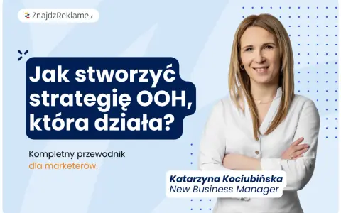 Kobieta prezentuje przewodnik "Jak stworzyć strategię OOH, która działa?". Reklama ooh dla marketerów.