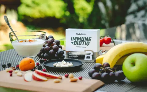 Zielone jabłko, winogrona, banany i jogurt z owocami. Obok suplement diety Immune+Biotiq. Idealne na keto.