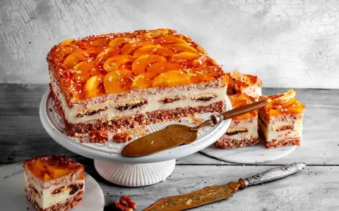 Ciasto "kora dębu" Ani gotuje się z brzoskwiniami i orzechami. Wygląda pysznie!