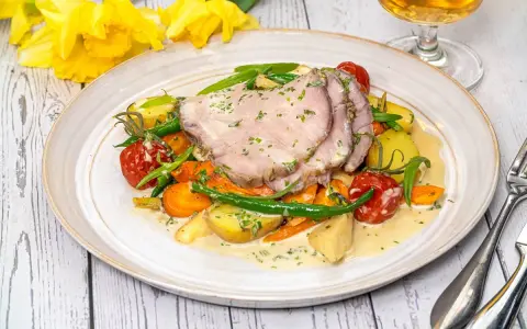 Skinkstek med krämig sås, potatis, morötter och gröna bönor. Ett härligt skinkstek recept för en fin middag.