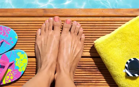 Piedi curati, pronti per l'estate. Scopri come fare la pedicure a casa con questi semplici passaggi.