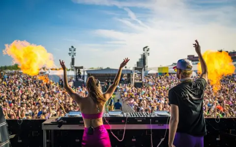 DJ-ka i DJ na scenie, płomienie buchają, tłum szaleje. To jedna z największych imprez techno na świecie!