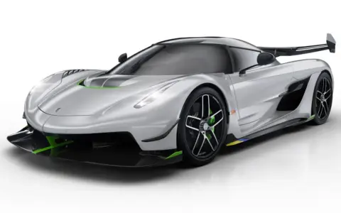 Silberner Koenigsegg Jesko mit grünen Akzenten. Sein V8-Biturbomotor ist ein Meisterwerk der Ingenieurskunst.