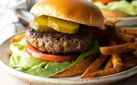 Burgery jak z burgerowni: soczyste kotlety z mięsa mielonego w domu