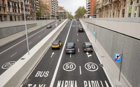 Carril Vao Barcelona: tráfico en túnel urbano con señalización para autobuses y taxis, y límites de velocidad de 50 km/h.