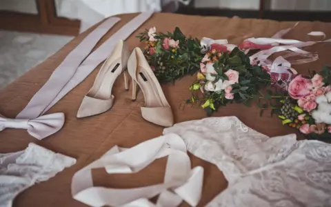 Jak zakończyć przygotowania na tydzień przed ślubem? Czas na relaks! Delikatne buty, bukiety i koronki czekają na wielki dzień.