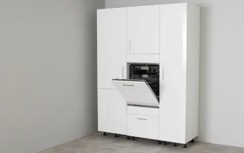 Armario blanco con lavavajillas integrado y puerta abierta. Las medidas del lavavajillas son estándar para encajar en este mueble.