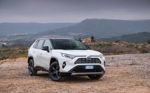 Toyota RAV4: pojemność baku - dane dla każdej wersji i generacji