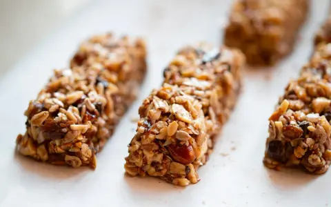 Barrette proteiche fatte in casa, ricche di frutta secca e semi, perfette per uno snack energetico.