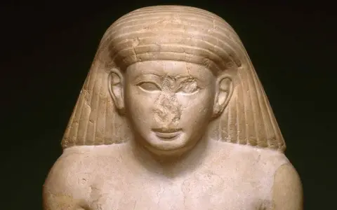 Buste en pierre d'une statue antique, le nez égyptien est abîmé, mais le regard est toujours intense.