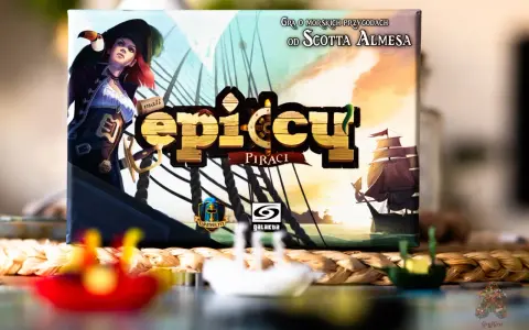 Mali epiccy wikingowie, a właściwie piraci, na okładce gry planszowej "Epiccy Piraci". W tle żaglowiec i morska przygoda.