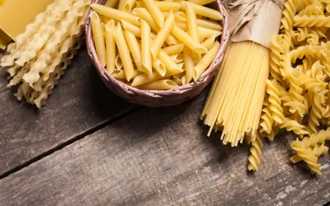 Różne rodzaje makaronu: penne, spaghetti, fusilli i faliste tagliatelle. Wybór między makaronem grahan a durum zależy od preferencji.