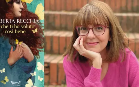 Roberta Recchia, autrice di "Io che ti ho voluto così bene", sorride con una mano sul viso, circondata da farfalle.