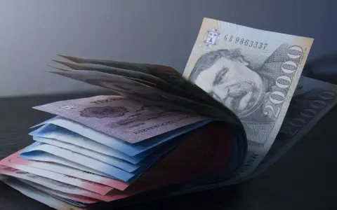 Stos banknotów, w tym 20 000 forintów, pokazuje, jaka waluta jest na Węgrzech.