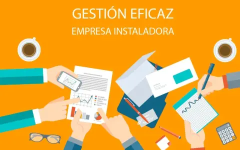 Manos analizando gráficos y documentos, elementos de la empresa para una gestión eficaz.