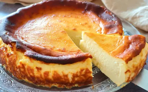 Tarta queso La Viña de 1 kg, con su característica corteza caramelizada y centro cremoso, lista para ser disfrutada.