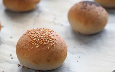 Najprostsze drożdżówki z sezamem i makiem, gotowe do pieczenia.