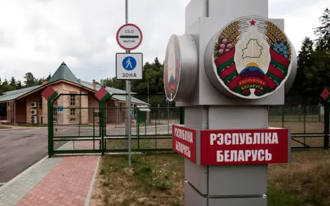 Granica Białorusi. Znak "Rzeczpospolita Białoruś" i godło kraju. Ruch bezwizowy Białoruś ułatwia podróżowanie.