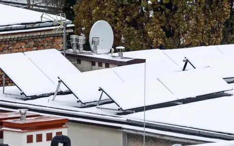 Jak usunąć śnieg z dachu bez ryzyka uszkodzeń i zagrożeń