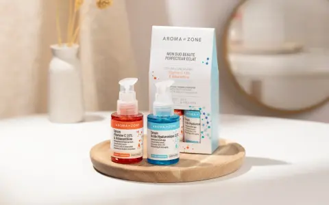 Sérums Aroma-Zone : Vitamine C 10% & Astaxanthine pour l'éclat, et Acide Hyaluronique 3.5% pour hydrater. Un duo pour une peau radieuse.
