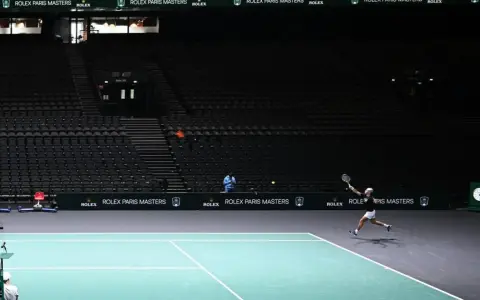 Jugador de tenis golpea la pelota en el torneo Rolex Paris Masters.