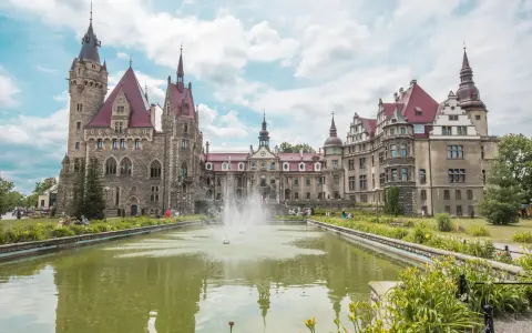 Zamek Moszna, gdzie jest, zachwyca architekturą i stawem z fontanną.