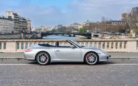 Silberner Porsche 911 Cabriolet in Paris. Die Porsche 911 Preisentwicklung ist stabil, ein Klassiker für die Ewigkeit.