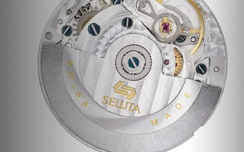 Dettaglio del movimento Sellita, con ingranaggi e finiture di precisione. La scritta "SWISS MADE" circonda il meccanismo.