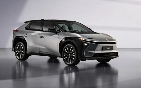 Un elegante SUV plateado con techo negro, uno de los coches eléctricos grandes más modernos.