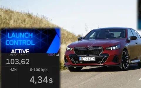 Czerwone BMW 550e z aktywnym Launch Control, osiągające 100 km/h w 4,34 sekundy.