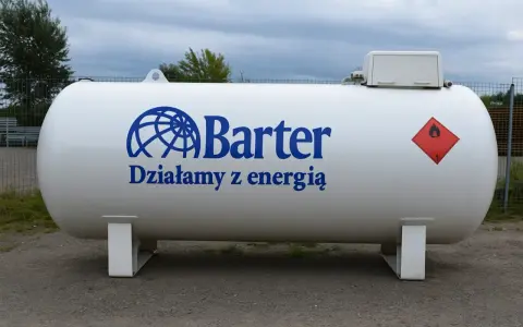 Duży, biały zbiornik na gaz butan z logo "Barter" i ostrzeżeniem o łatwopalności.
