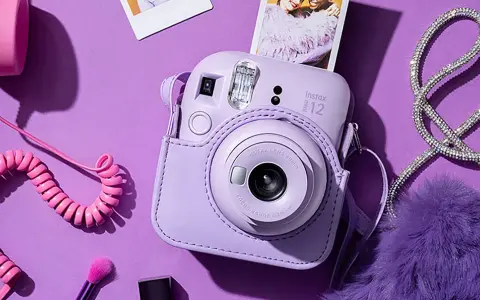 Aparat drukujący zdjęcia: Instax czy Polaroid? Wybierz idealny!