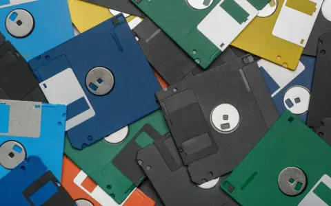 Montón de disquetes de colores, algunos con etiquetas blancas. Recuerdos de los juegos antiguos pc.