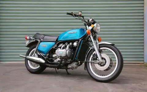 Una splendida Honda Gold Wing blu, un classico tra le moto inglesi vintage, pronta per un nuovo viaggio.