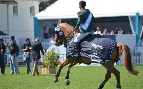 Cavalier irlandais CSO victorieux, portant une médaille et une couverture Longines FEI Jumping Nations Cup sur son cheval.