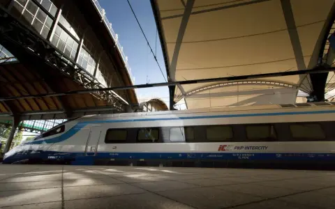 Nowoczesny pociąg PKP Intercity EIC na peronie pod zadaszeniem.