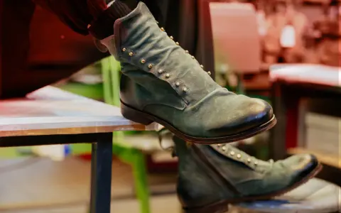 Stivaletti verdi da uomo con borchie dorate, perfetti per capire come abbinare scarpe verdi uomo con stile.