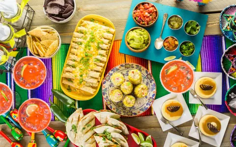 Ideas para una fiesta mexicana: taquitos, guacamole, salsa, elotes, quesadillas y postres. ¡Todo listo para celebrar!