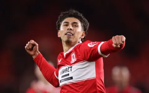 Jugador del Middlesbrough celebra un gol, mostrando su alegría y las posiciones del equipo en la liga.