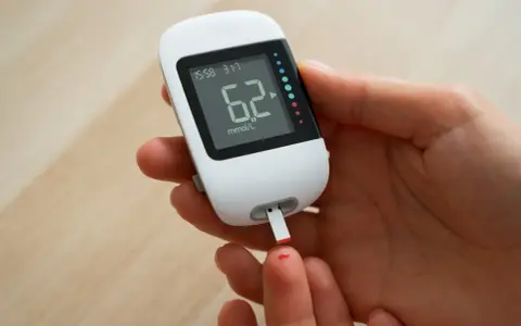 Osoba mierzy poziom glukozy. Czy paski do glukometru są refundowane? Wynik 6.2 mmol/L.