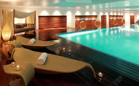 Rilassati in questa spa: piscina turchese, lettini comodi, candele e un'atmosfera di pace. Ecco cosa si fa in una spa per rigenerarsi.