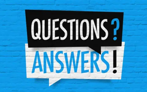Dwie dymki nad niebieską ceglaną ścianą: czarna z białym napisem "QUESTIONS?" i biała z niebieskim "ANSWERS!". Idealne do przygotowania do fce egzamin przykładowy.
