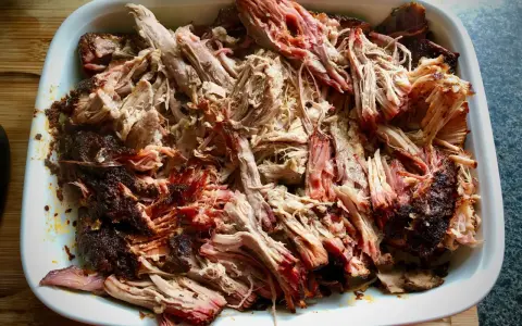 Zartes Pulled Pork, perfekt für Smoker Rezepte. Saftig und rauchig, bereit zum Genießen.