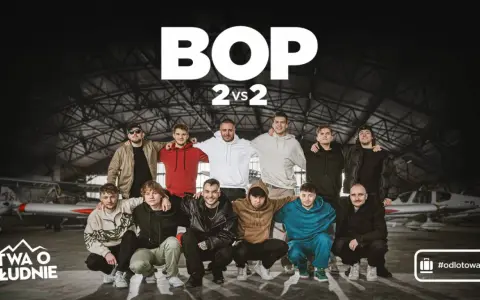 Dziesięciu młodych mężczyzn pozuje w hangarze lotniczym, gotowych na bitwę o południe. W tle samoloty, a na górze logo BOP 2 vs 2.