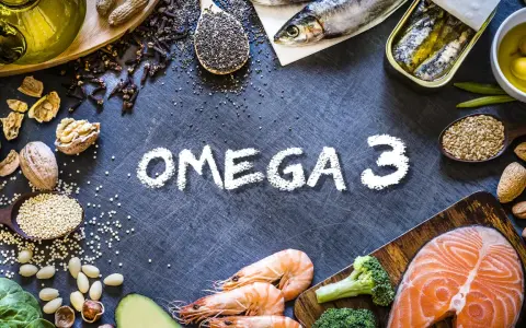 Omega 3: Fisch, Garnelen, Lachs, Nüsse, Samen und Olivenöl – alles gut für den Blutdruck.