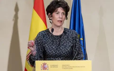 Ministra habla sobre con cuántos años te puedes jubilar, con banderas de España y UE de fondo.