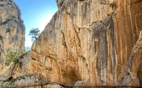 Der Weg "el Chorro" schlängelt sich an steilen Felswänden entlang, ein atemberaubender Anblick.