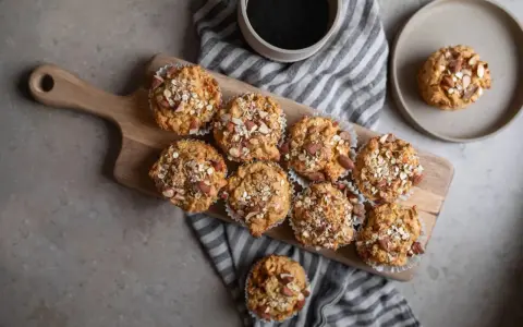 Nybakade muffins med havre och mandel, en del av en allsidig kost. En kopp kaffe står bredvid.