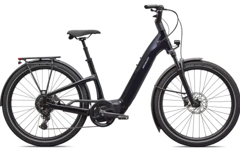 Elegancki, ciemnogranatowy rower elektryczny od renomowanego producenta rowerów elektrycznych. Idealny do miasta i na wycieczki.